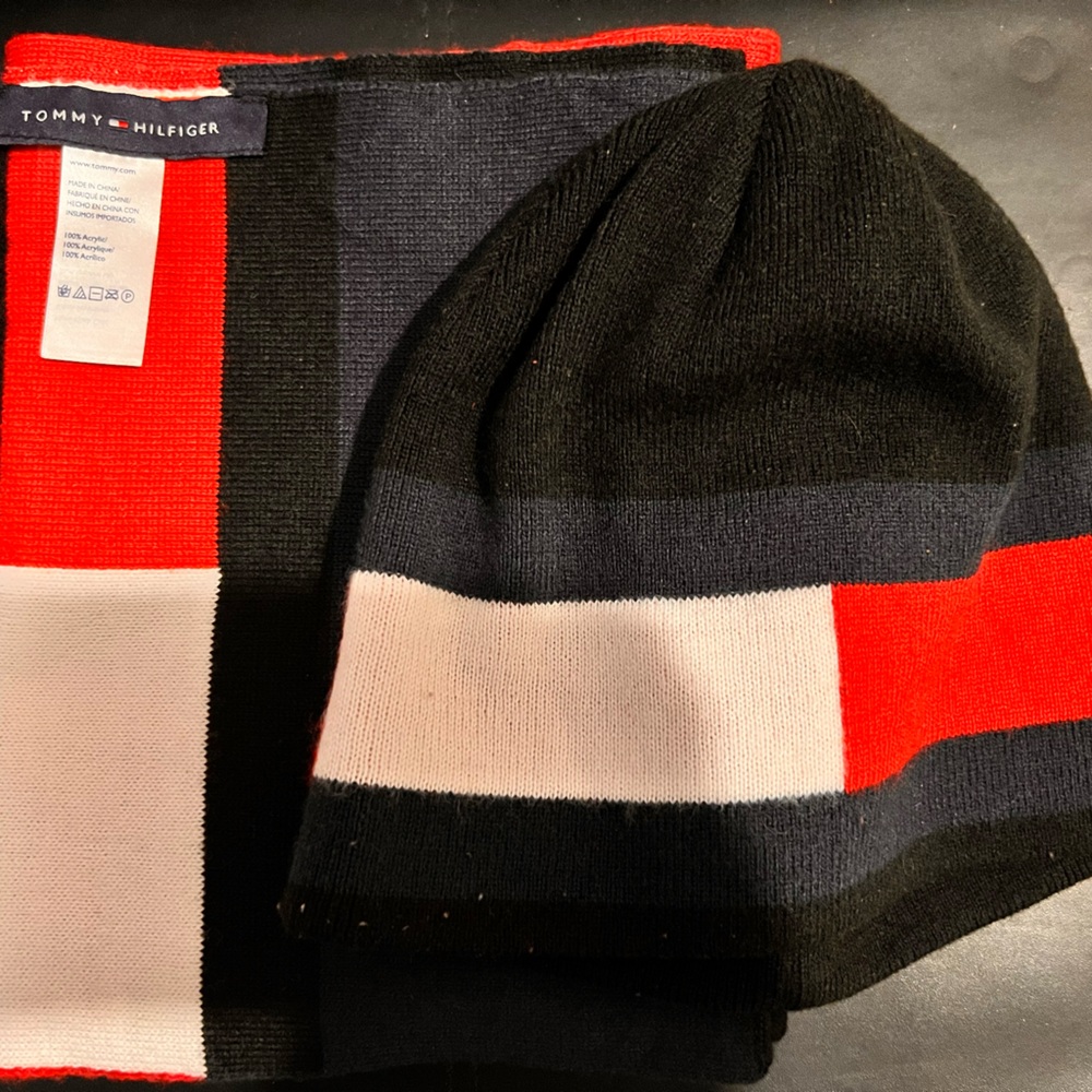 Beanie and Scarf set by Tommy Hilfiger - Picture 2 of 4